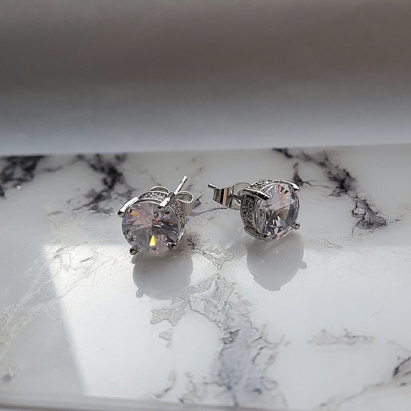 New Elegant Round Cut White Sapphire Stud Earrings - Picture 5 of 7